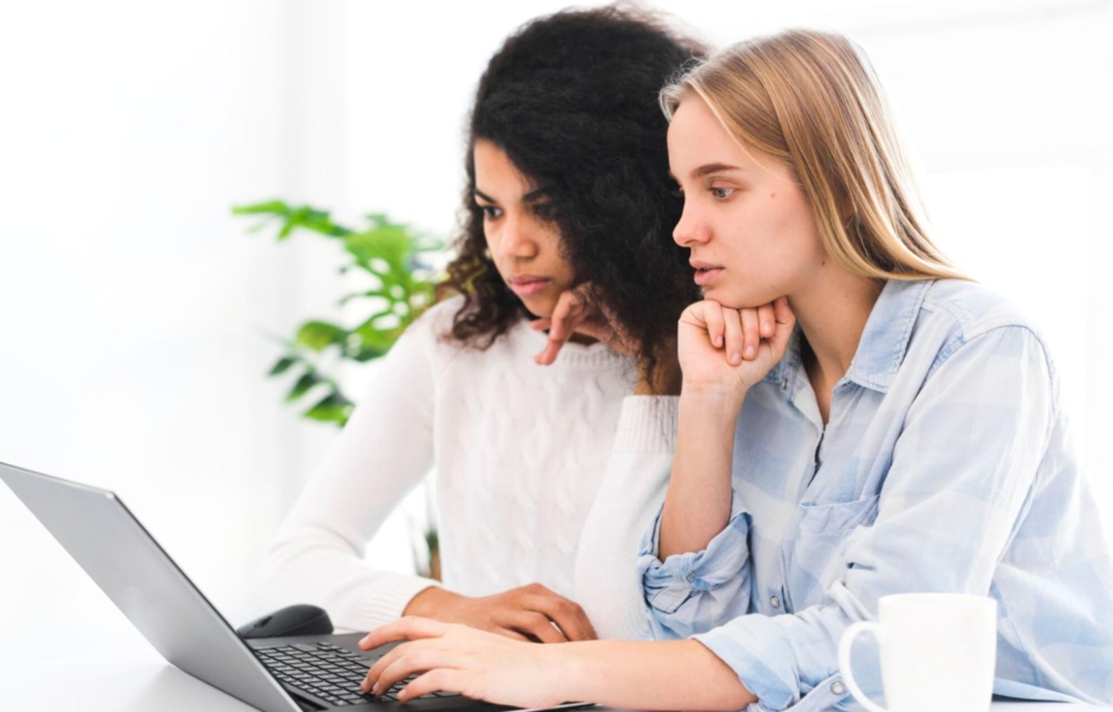 Consultoría financiera personalizada en oficina moderna